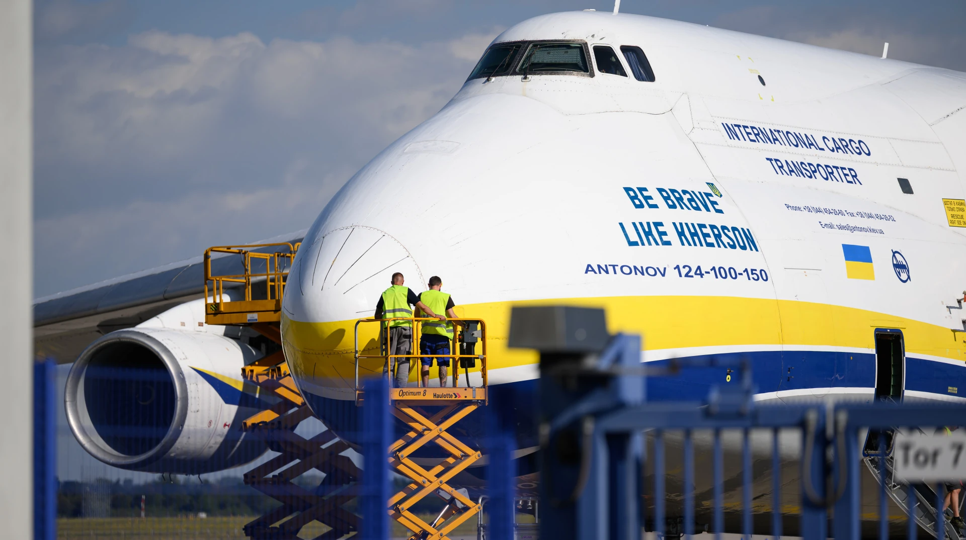 Український вантажний літак «Ан-124» в аеропорту «Лейпциг/Галле»