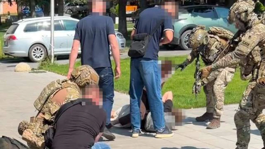 Співробітники СБУ під час затримання іноземців, підозрюваних у підпалі підстанції у Чернівцях