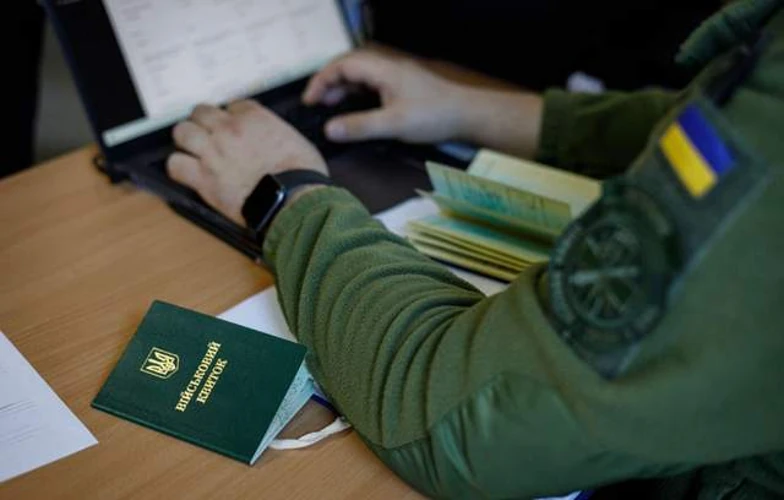 Документи біля робочого комп'ютера як символ переходу від броні до відстрочки