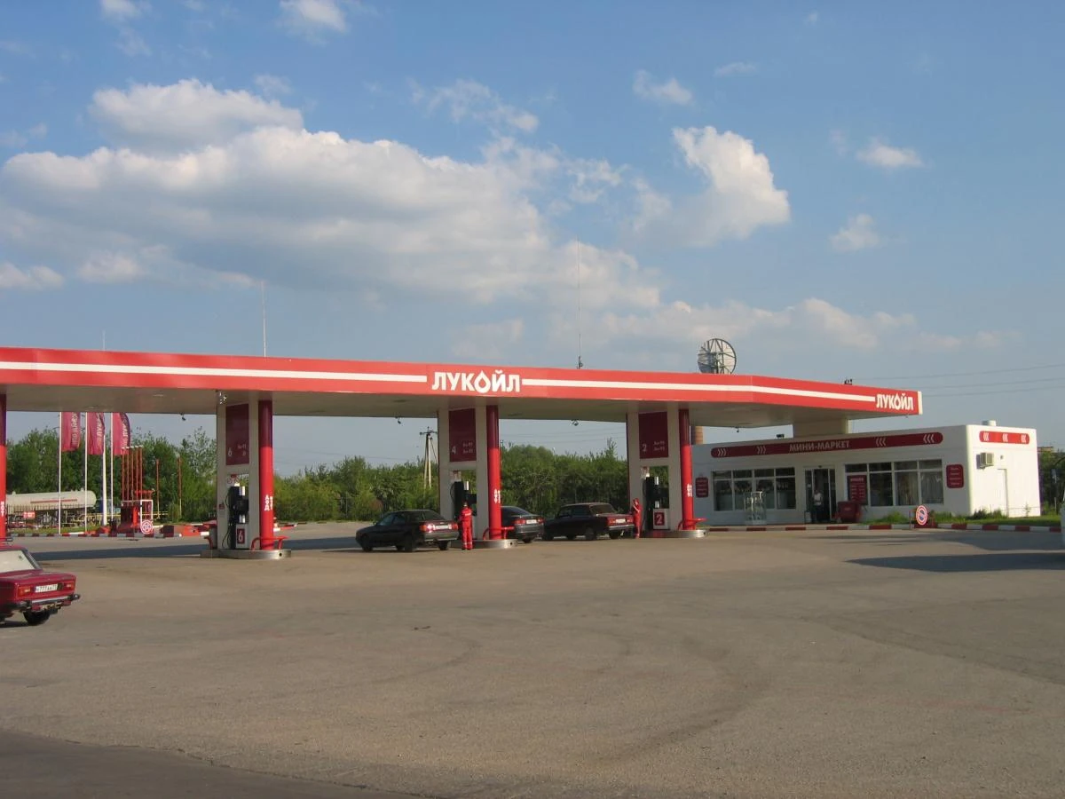 Паливороздавальні колонки на автозаправній станції в Росії на тлі дефіциту пального