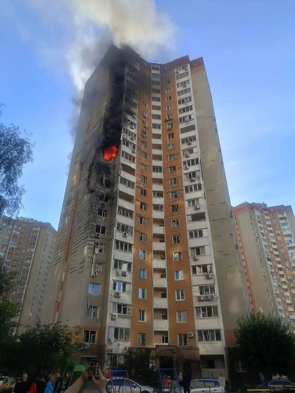 БпЛА поцілив у 24-поверхівку в Києві: пожежа на 12-му поверсі та 23 врятованих