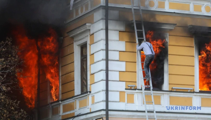 Рятувальна операція в центрі Києва: дрон влучив у будівлю НАНУ