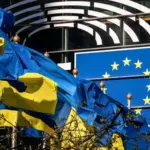Логотип ЄС на тлі символіки оборонної промисловості України — дронів та ракет