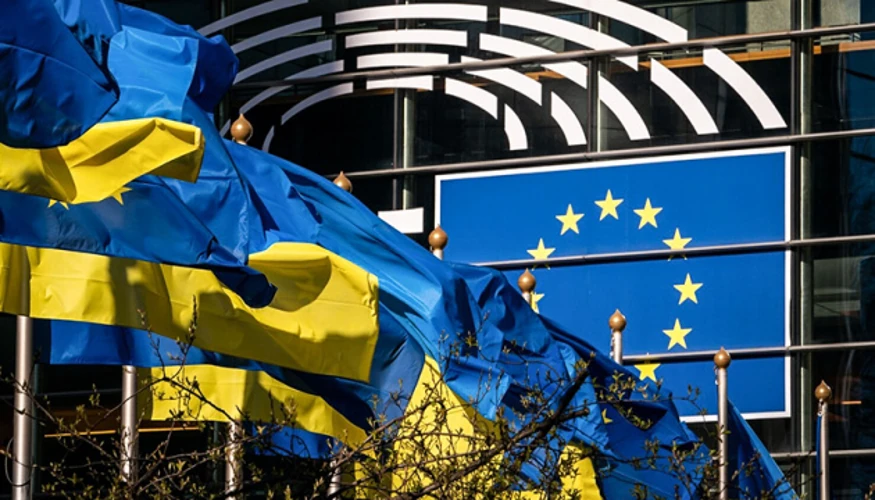Логотип ЄС на тлі символіки оборонної промисловості України — дронів та ракет