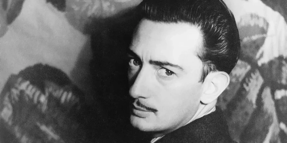 Бронзова обкладинка Книги Апокаліпсису, оздоблена золотом, дорогоцінним камінням та мушлями, вагою 150 кг